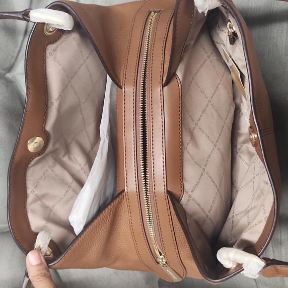 Raven Large Leather Shoulder Bag - Picture 6 of 6